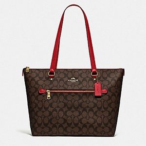 Coach Tote in Signature Canvas